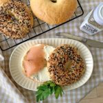 bagel mit Frischkäse und Räucherlachs