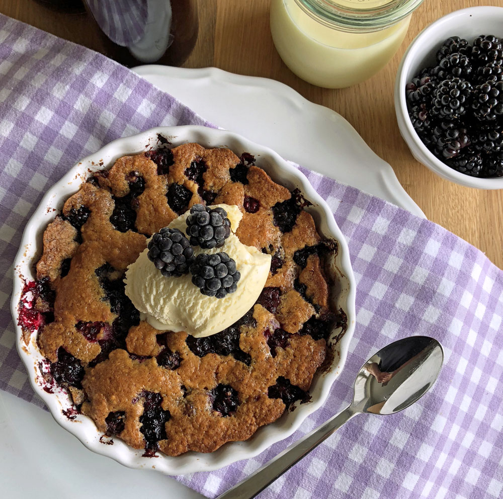 USA-Rezept für Blackberry-Cobbler / warmer Brombeer-Auflauf