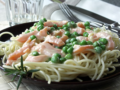 Pasta with smoked salmon (Nudeln mit Lachs)