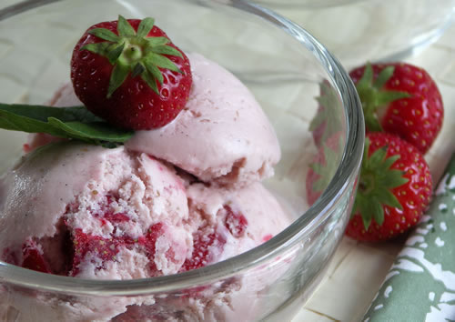 Strawberry Cheesecake Ice Cream (Erdbeer-Käsekuchen-Eis)