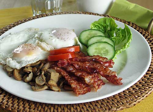 Irish Breakfast / irisches Frühstück mit Ei, Speck und Pilzen