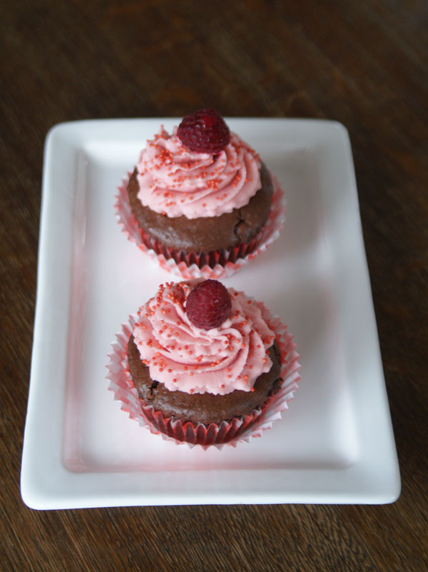 Chocolate Cupcakes with Frosting / Cupcakes mti Cremehaube