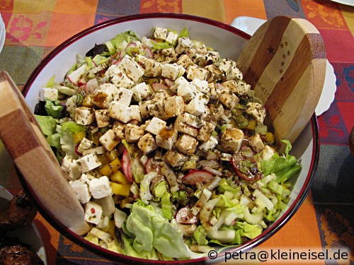 Green Salad with Nuts and Feta (Salat mit Nüssen und Feta)