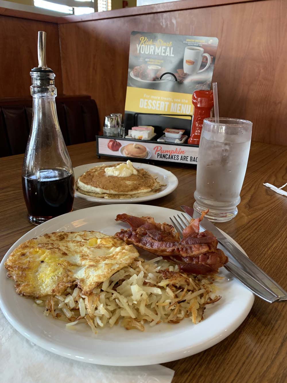 Amerikanisches Frühstück bei Dennys