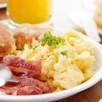 Amerikanisches Frühstück mit Speck und Eiern