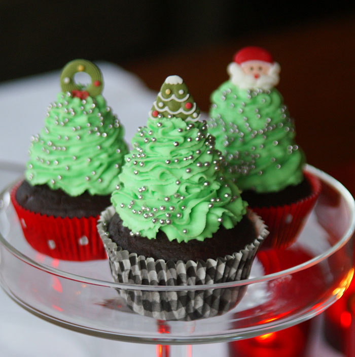 Weihnachts-Cupcakes mit grüner Cremehaube