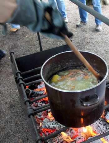 Topf auf dem Feuer beim Crawfish Boil