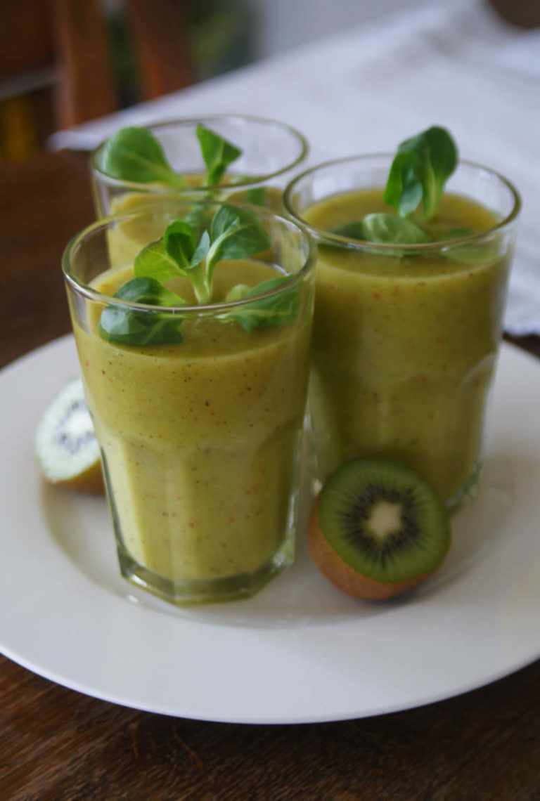 Green Smoothie mit Ananas & Kiwi