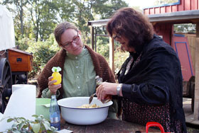 Die Pionierfrauen backen