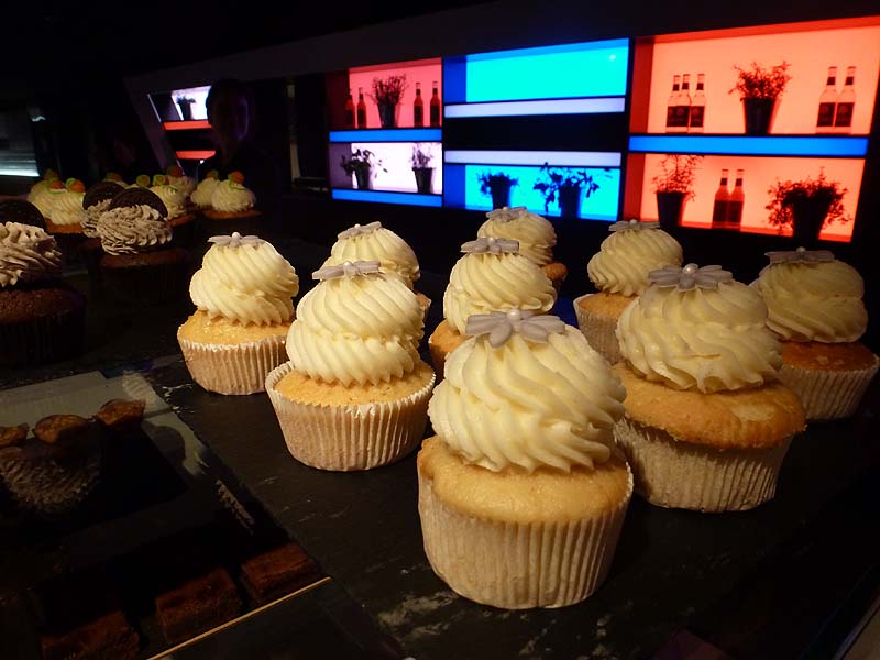 Futuristisches Diner, klassisches Gebäck - Cupcakes