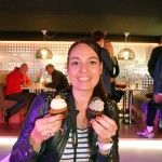 Steva von "Dailyobsessions" probiert die Cupcakes