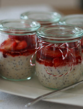 Overnight oats with strawberries