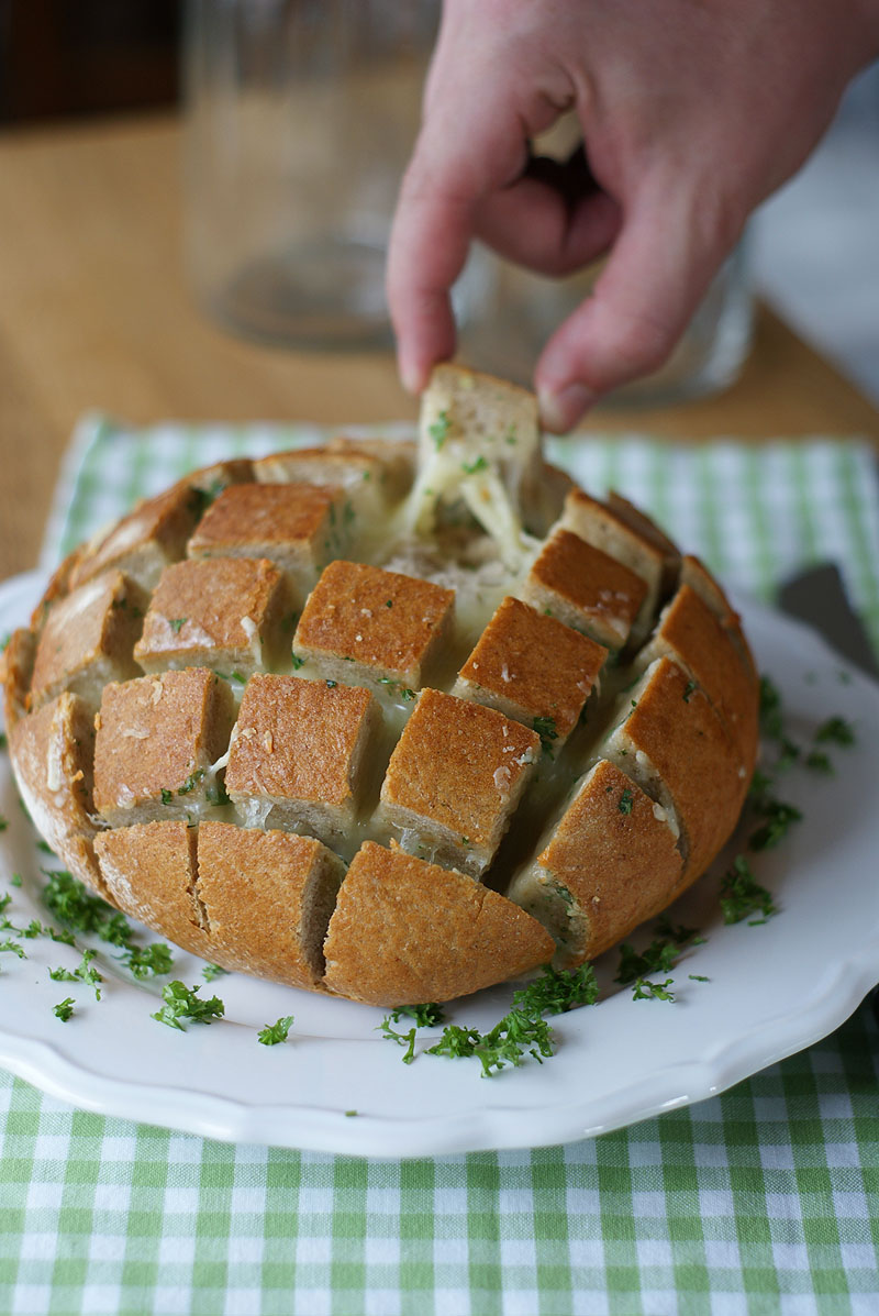 Crack Bread with garlic and cheese (Zupfbrot mit Knoblauch und Käse)