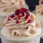 Peanut Butter and Jelly Cupcakes / Erdnussbutter-Gelee-Törtchen