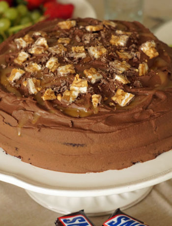 Snickers Cake mit Schokolade und Erdnussbutter