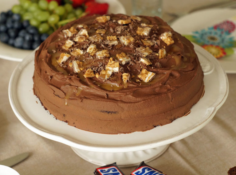 Snickers Cake mit Schokolade und Erdnussbutter