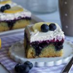 Poke-Cake mit Blaubeeren udn Zitrone