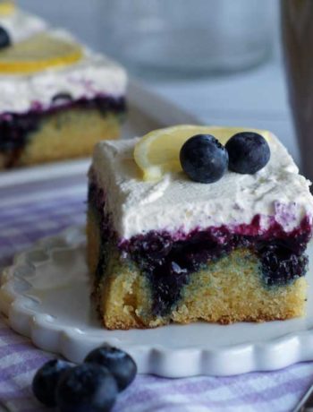 Poke-Cake mit Blaubeeren udn Zitrone