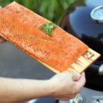 Grilllachs auf Planke