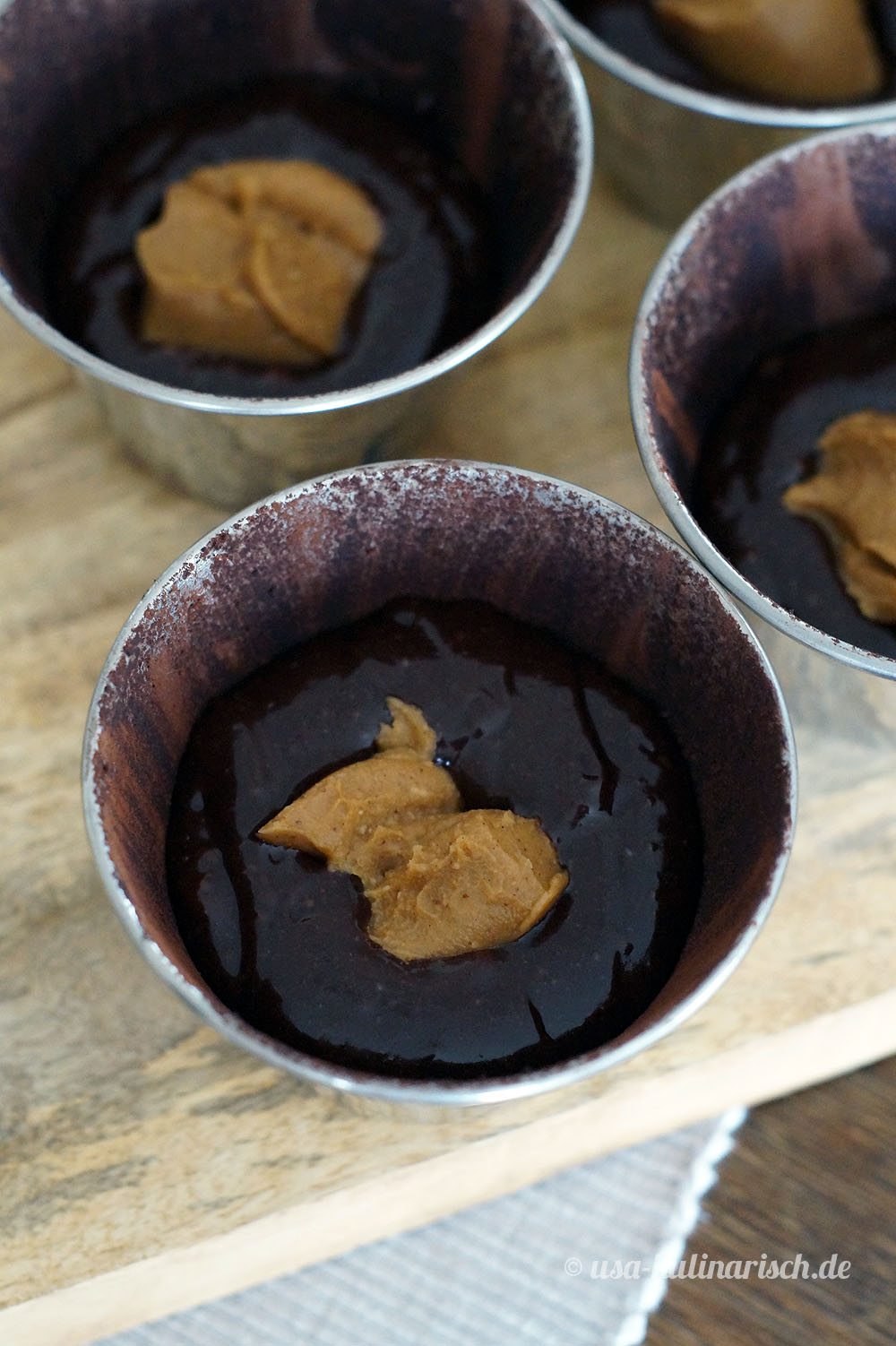 Befüllte Förmchen für Peanut Butter Chocolate Lava Cakes