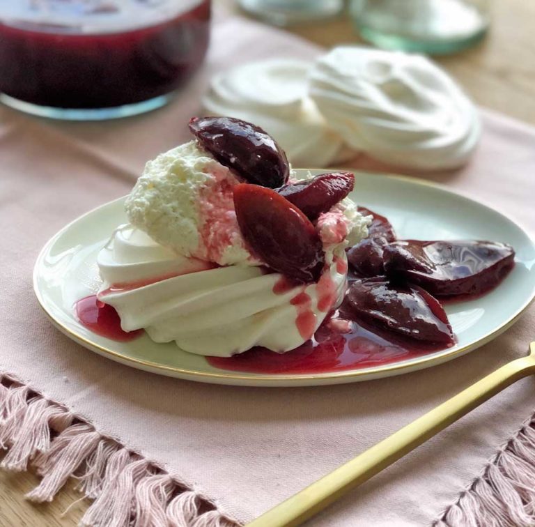 Pavlova with Plums (Baiser-Dessert)