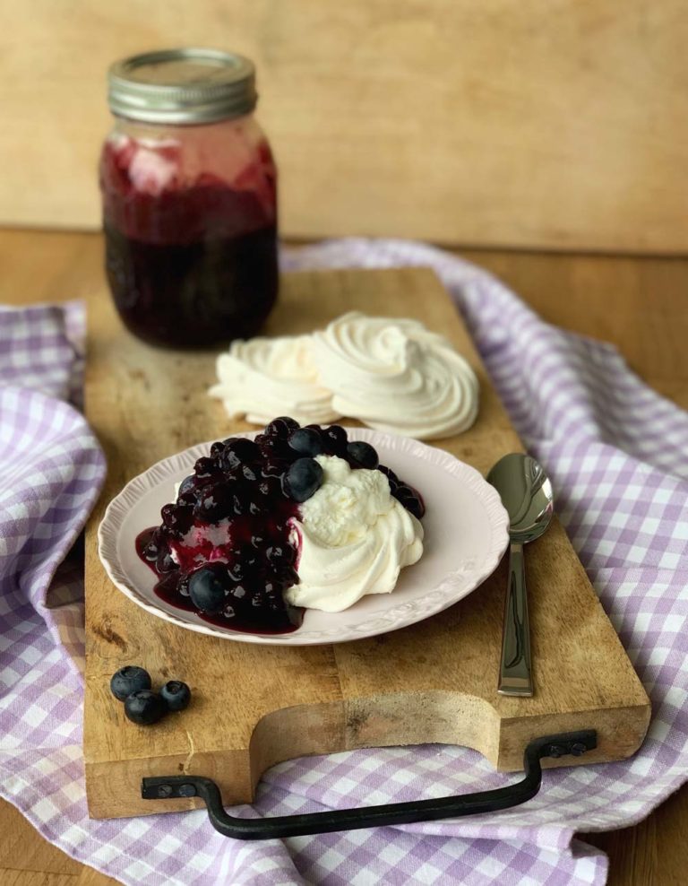 Blueberry Pavlova (Baiser-Dessert)