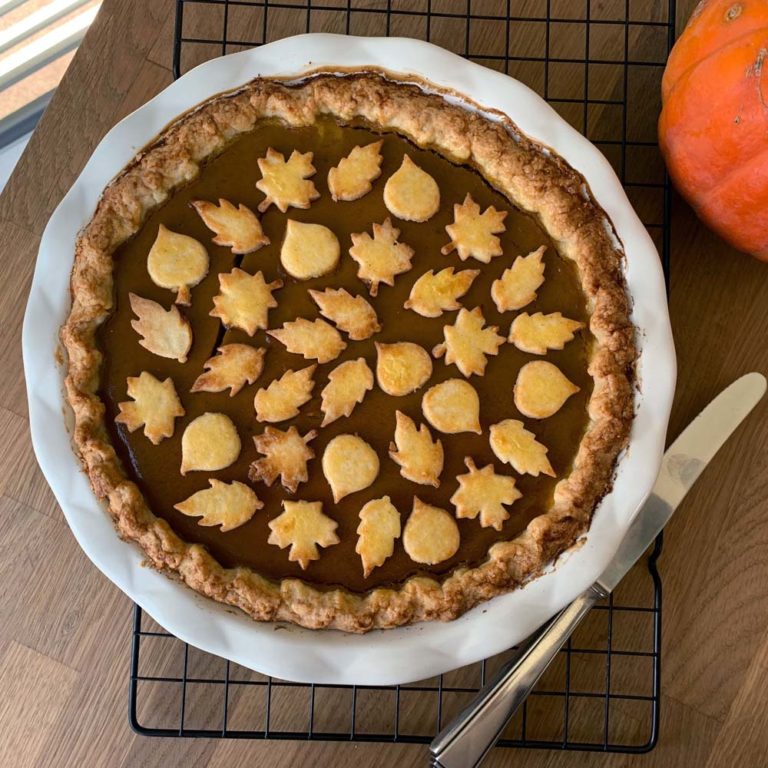 Pumpkin Pie mit Verzierungen aus Teigblättern