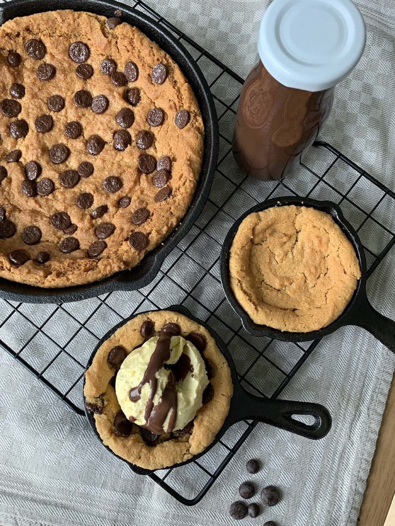 Peanut Butter Skillet Cookie (Erdnusskeks aus der Pfanne)