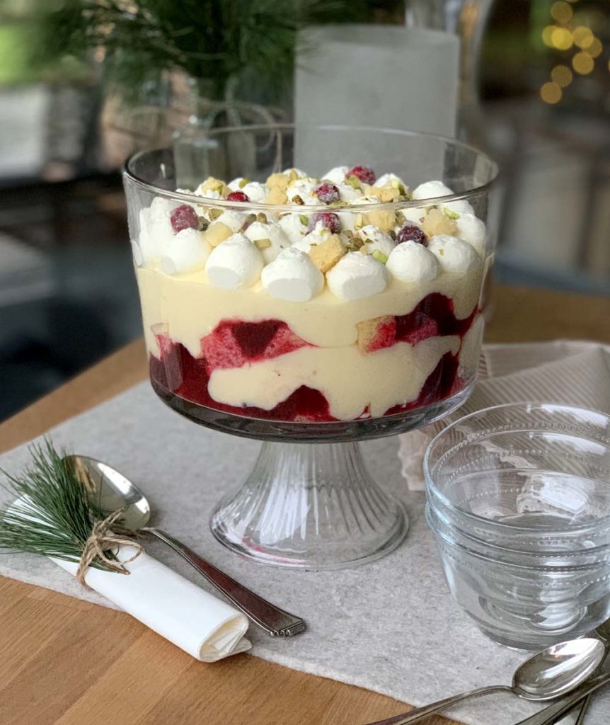 Trifle mit Cranberries, Kuchen und Pudding