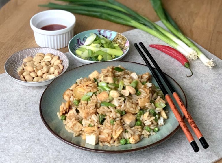 Peanut & Tofu Fried Rice (gebratener Reis mit Erdnüssen)