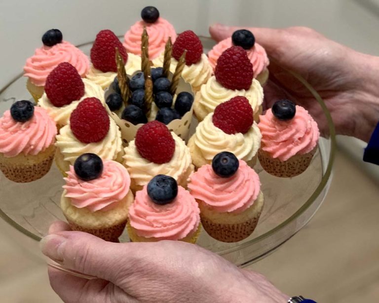 Frosted Vanilla Mini Cupcakes (Mini-Geburtstags-Törtchen) | USA kulinarisch
