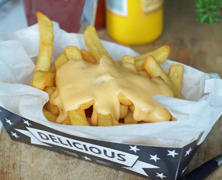 Cheese Sauce for fries (Käsesauce zu Pommes)