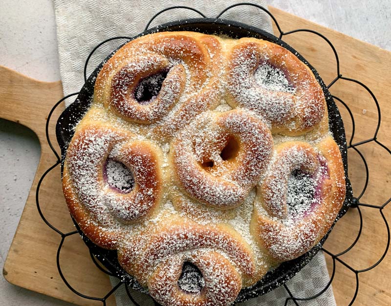 Rose Buns - Rosenbrötchen - aus Hefeteig mit Marmeladenfüllung