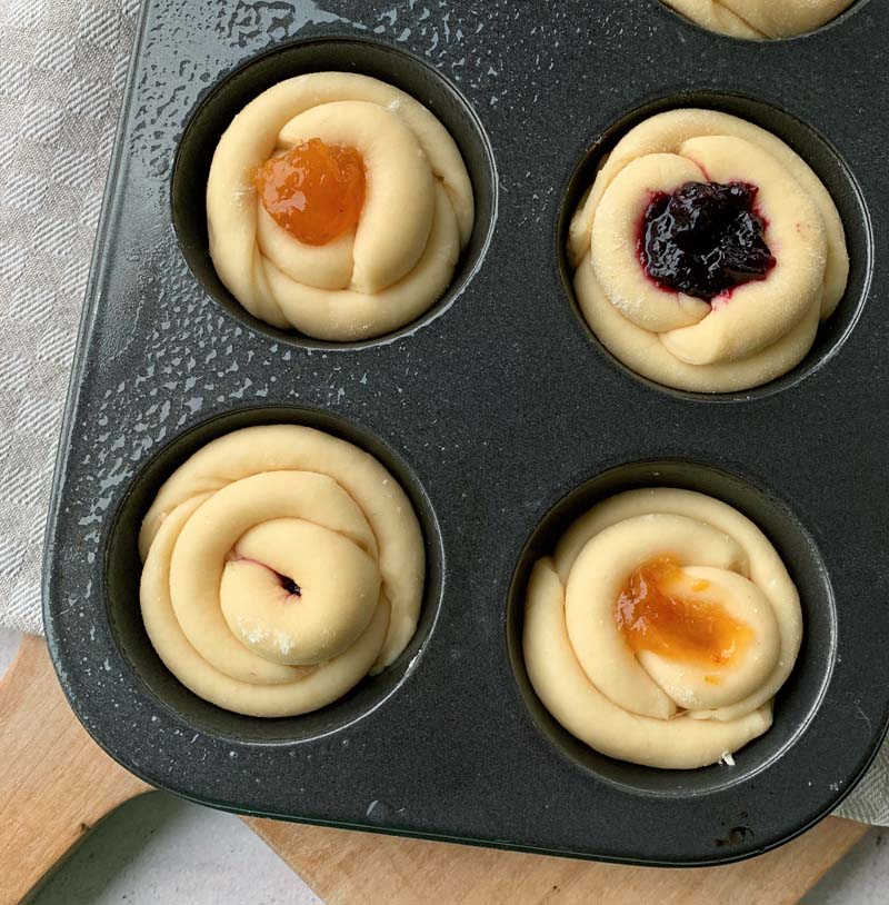 Rose Buns (Brötchen mit Marmeladenfüllung) mit Video | USA kulinarisch
