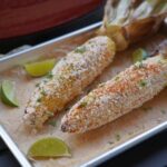 Elote - gegrillte und gewürzte Maiskolben