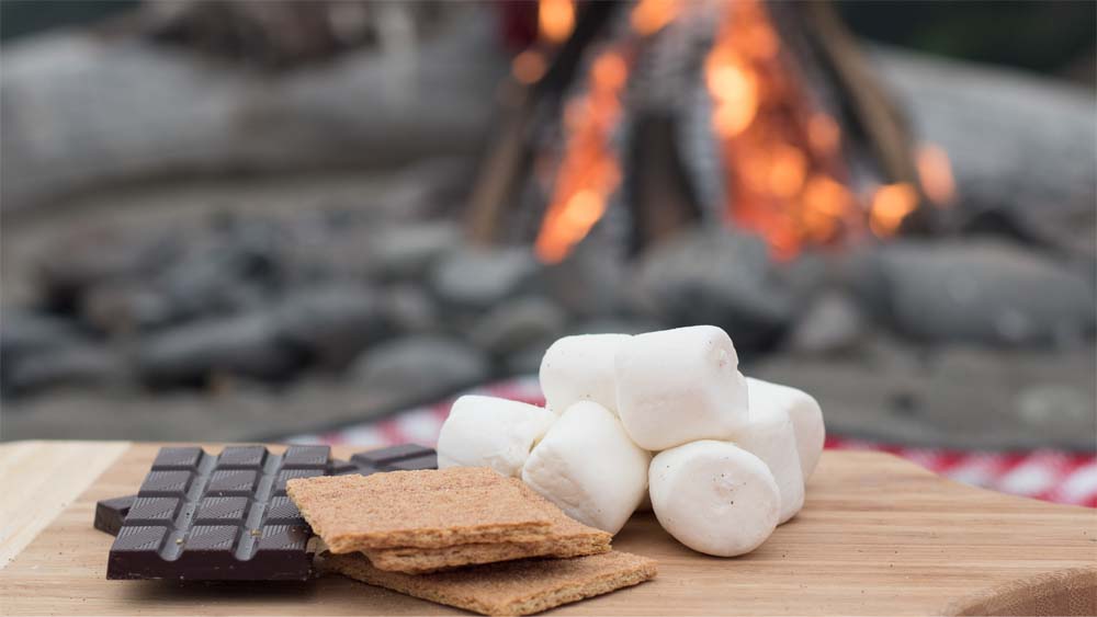 Smores - Süßigkeit, die am Lagerfeuer zubereitet wird