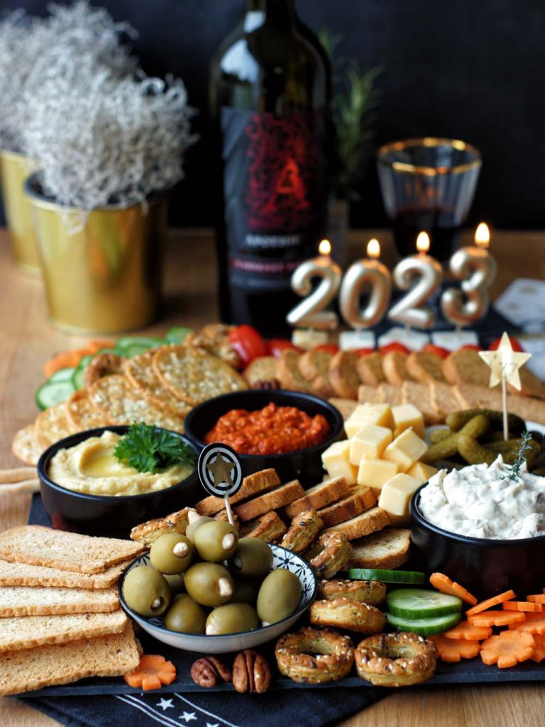 New Years Grazing Board – vegetarische Snackplatte zu Silvester (Werbung)
