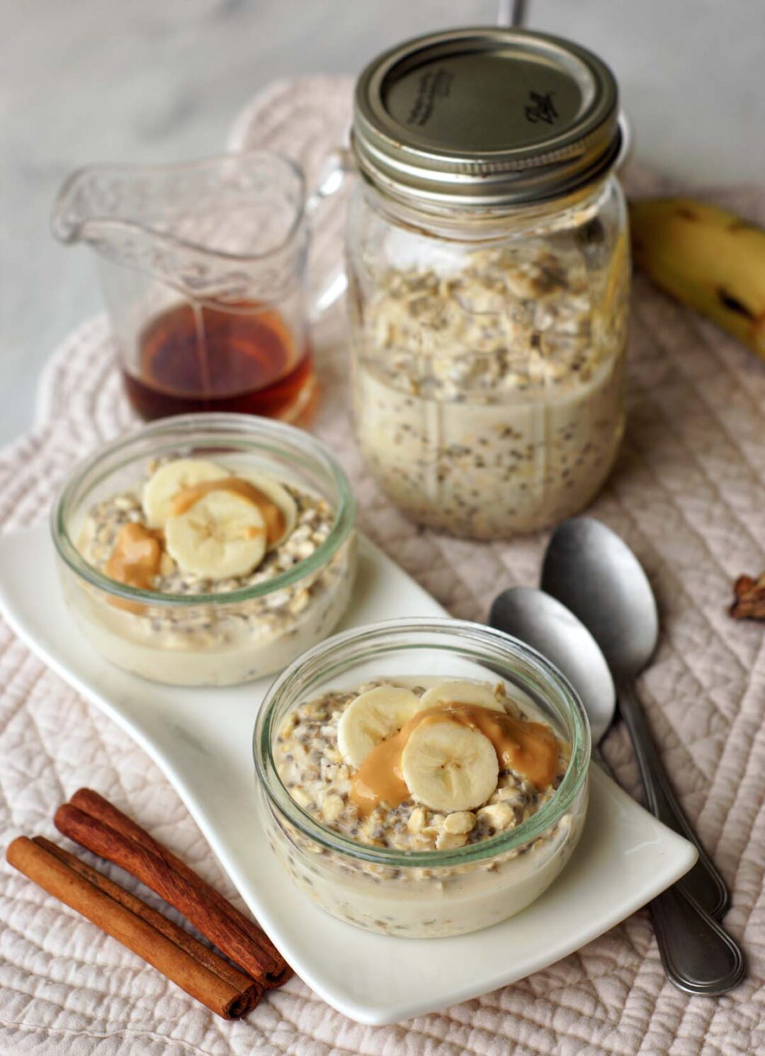 Amerikanisches Rezept für vegane Overnight Oats mit Erdnussbutter und Banane