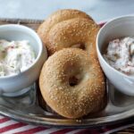 Bagel und zwei Rezepte für Aufstrich, "Schmear"