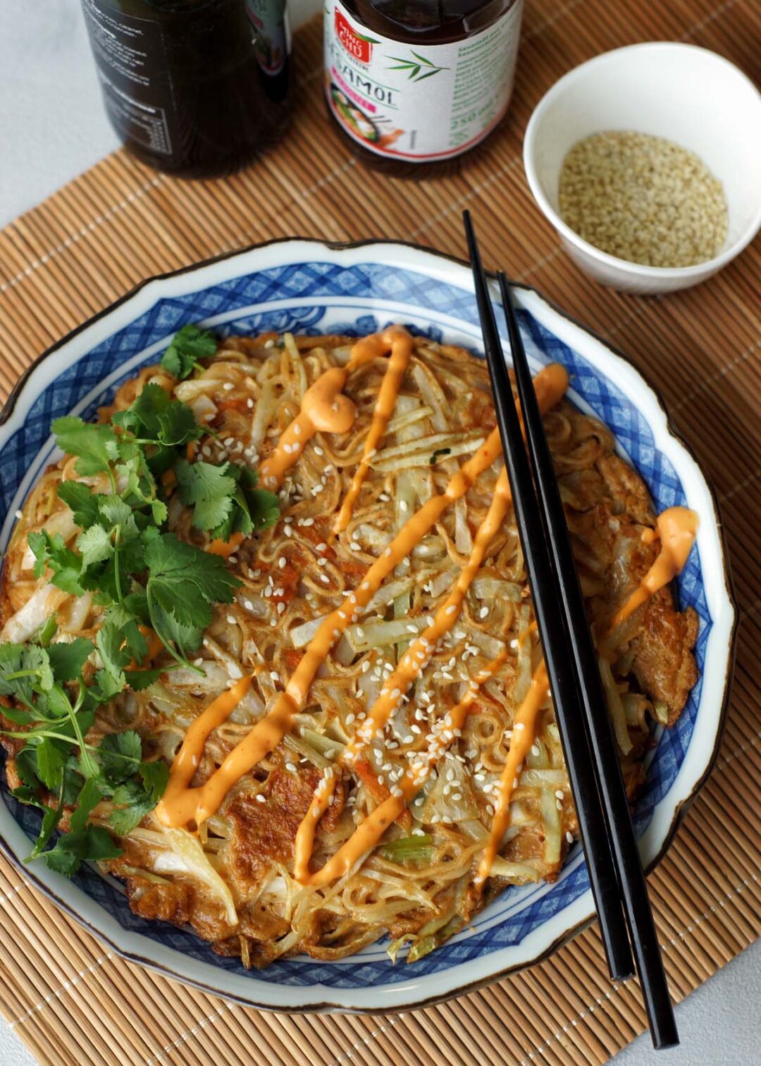 Japanisches Gemüseomelett Okonomiyaki mit Kohl und Nudeln