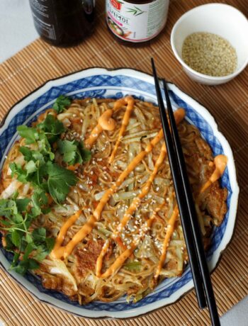 Japanisches Gemüseomelett Okonomiyaki mit Kohl und Nudeln