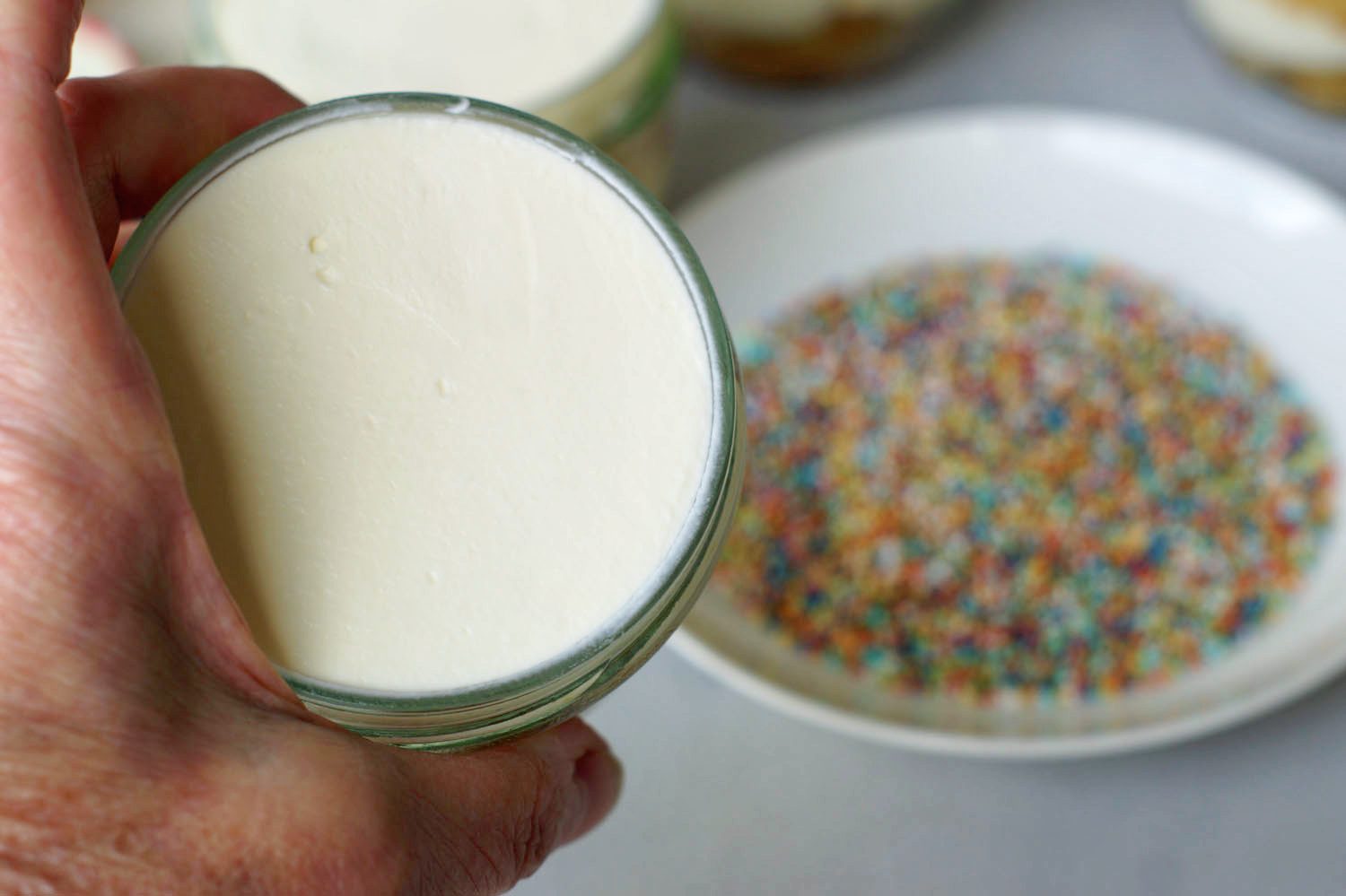 Als oberste Schicht haben Dot Cakes Zuckerstreusel