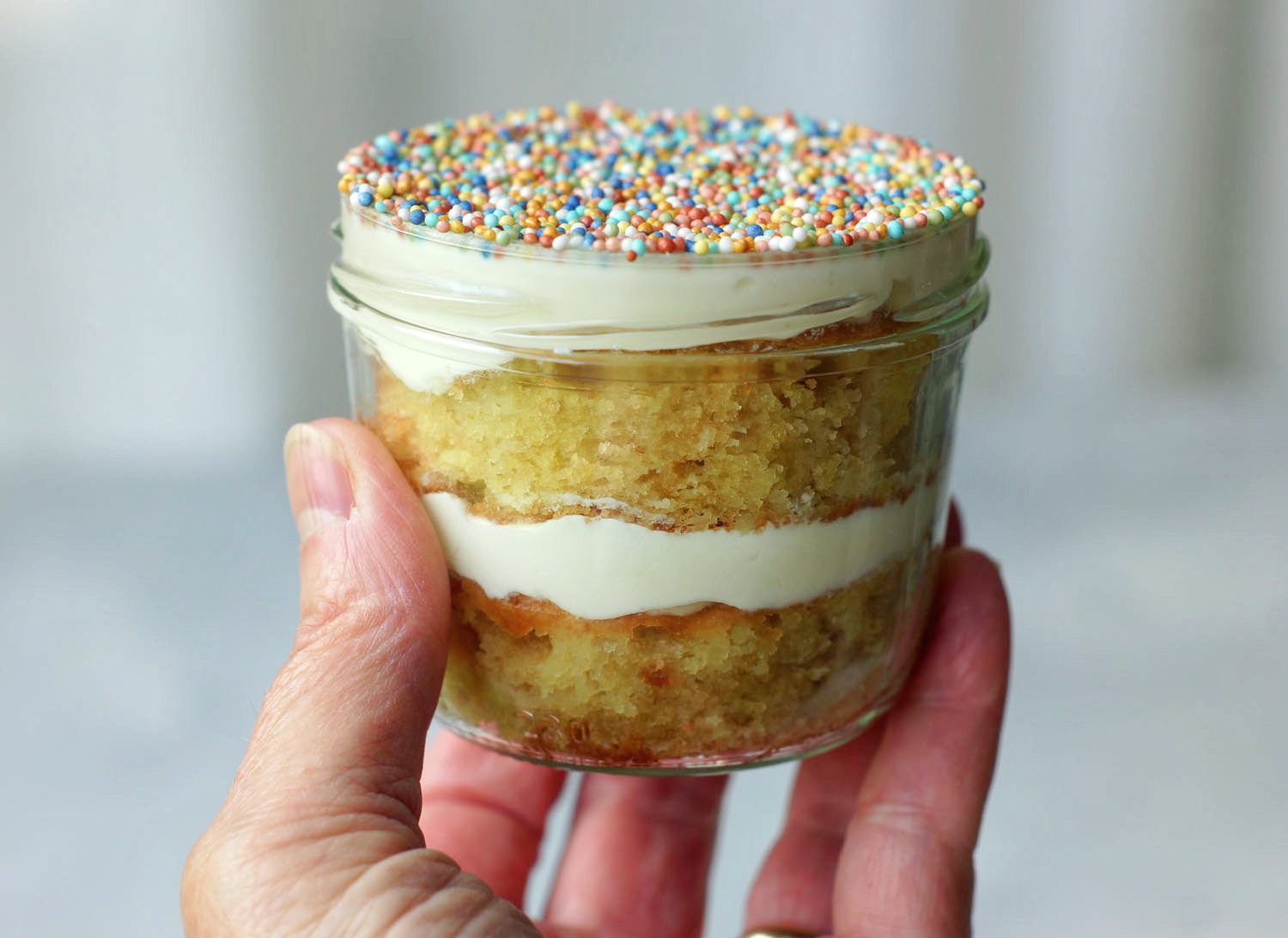 Hier erkennt man die Schichten der Lemon Dot Cakes