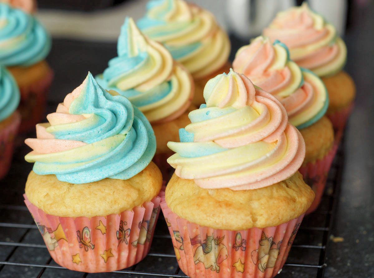 Mehrfarbige Cremehaube auf Einhorn Cupcakes