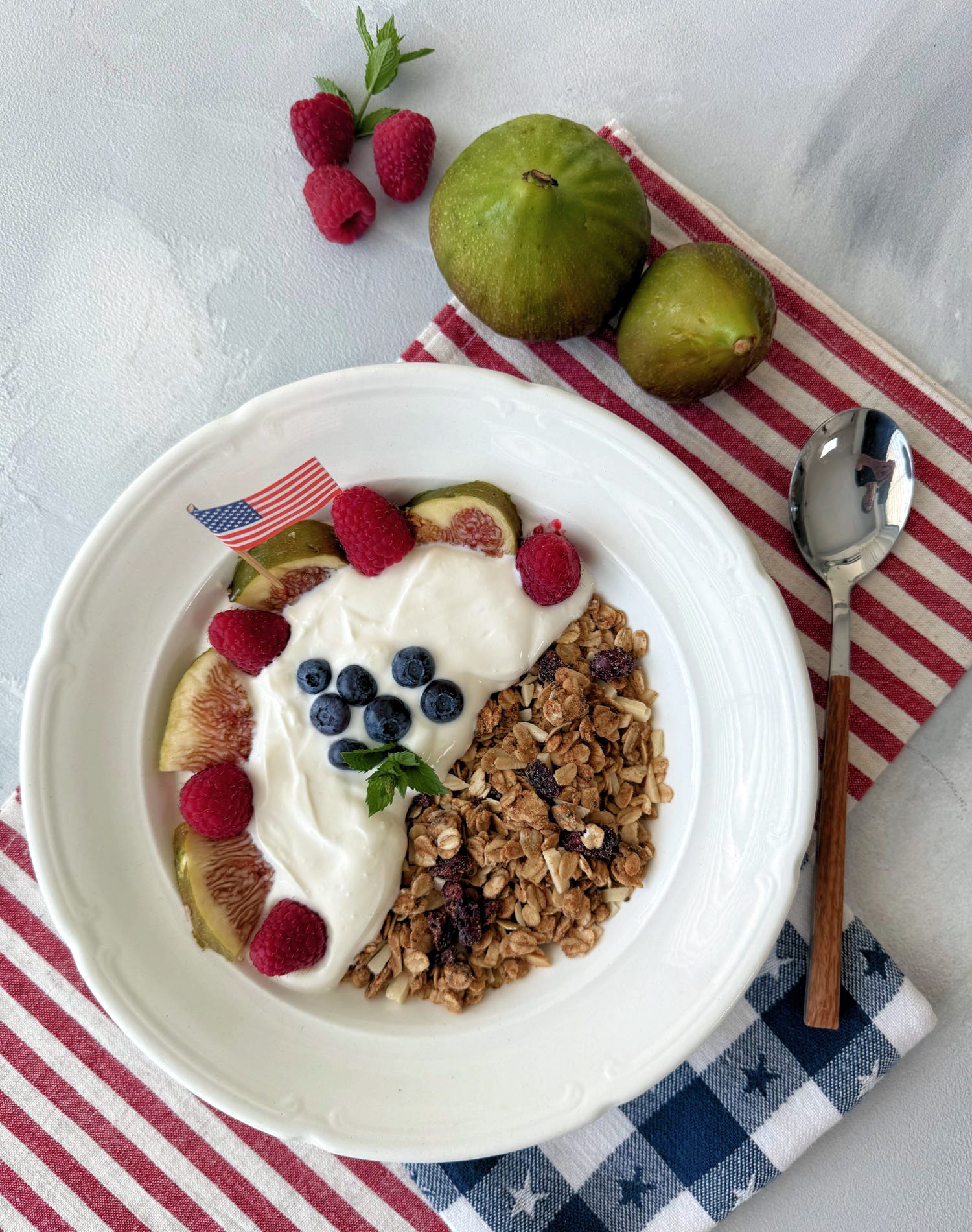 Peanut Butter Granola mit Joghurt und Früchten