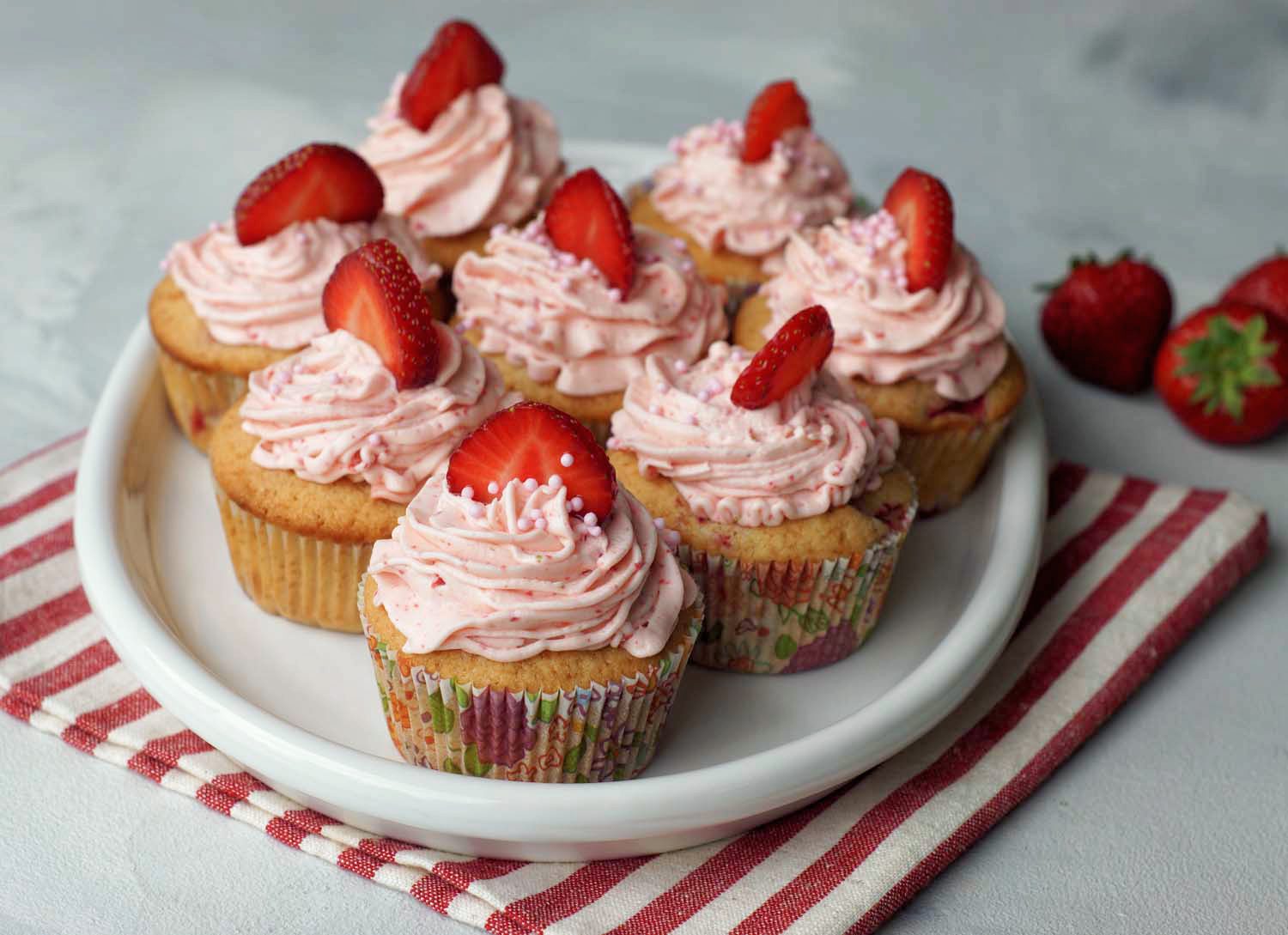 Zubereitung der Strawberry Cupcakes - Erdbeertörtchen