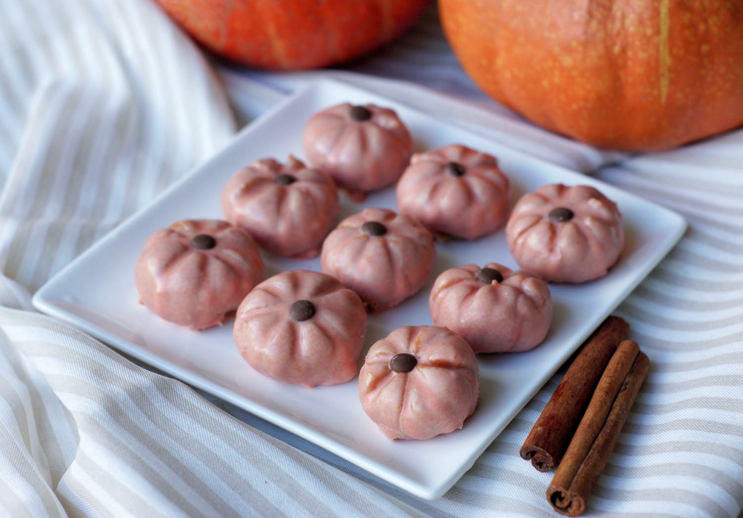 Fertige Halloween Trüffel im Kürbislook